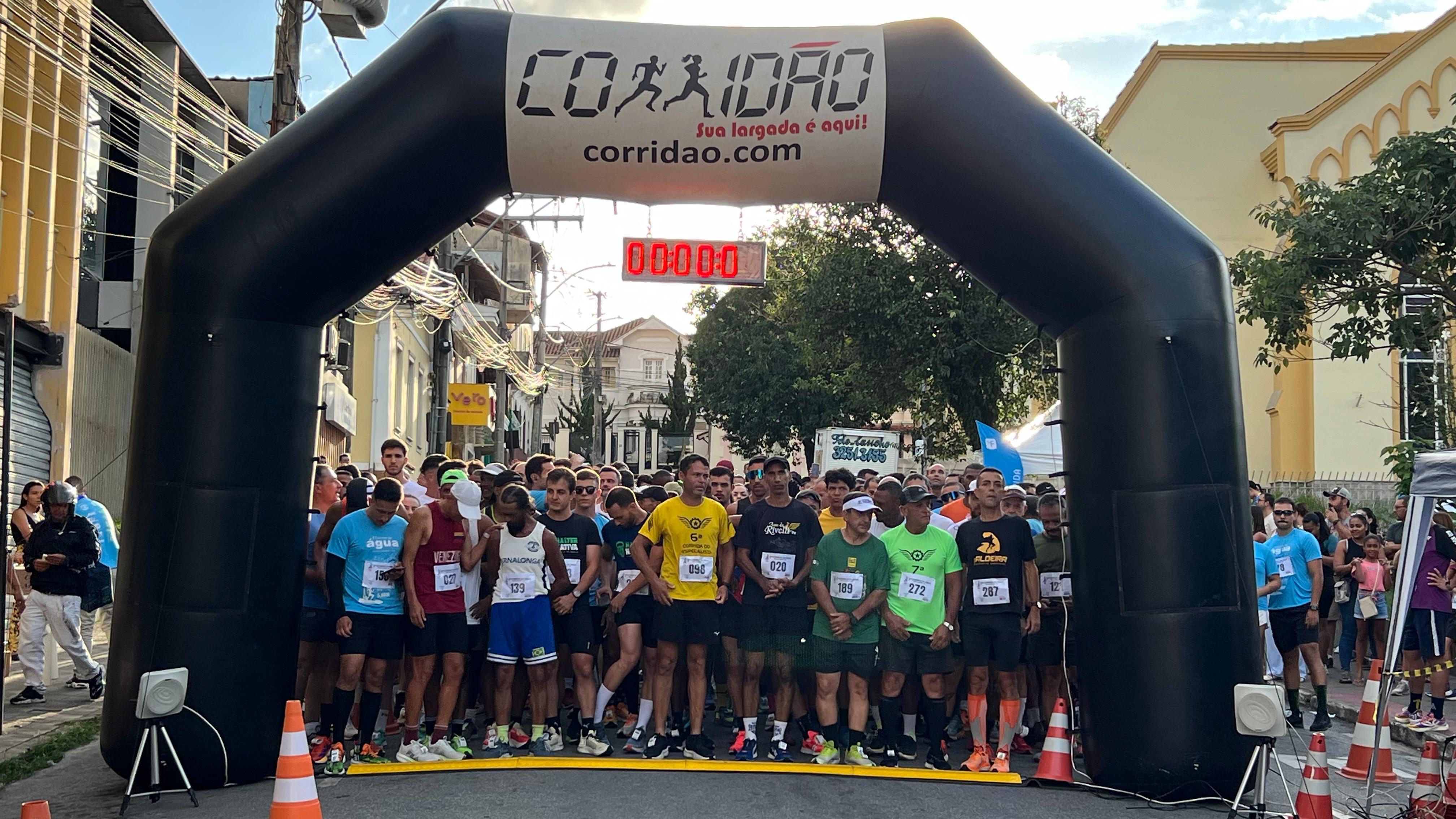 Primeira edição da Corrida da Água leva centenas de atletas às ruas de Santos Dumont